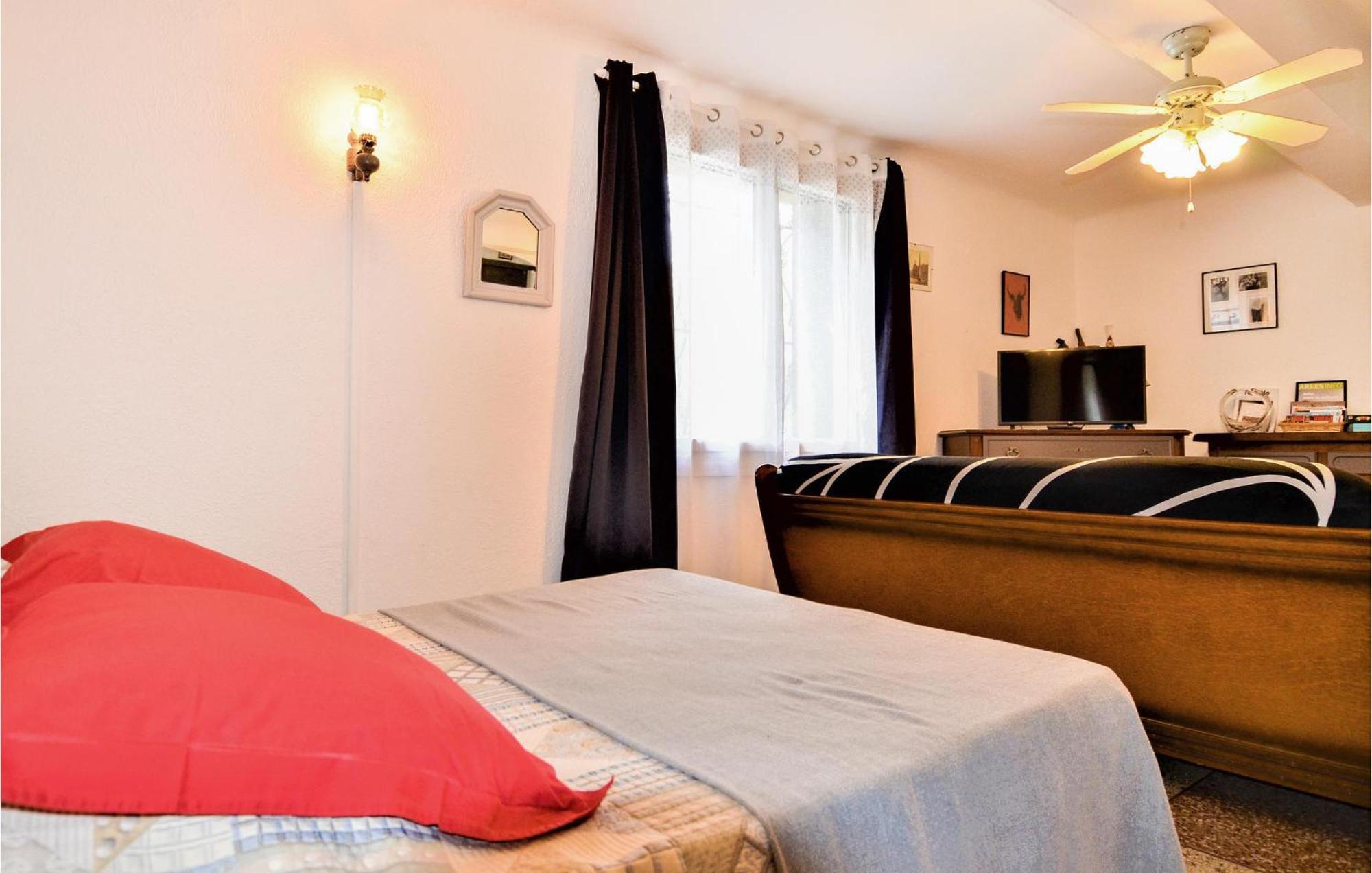 Lovely Home In Arles With Kitchen 外观 照片