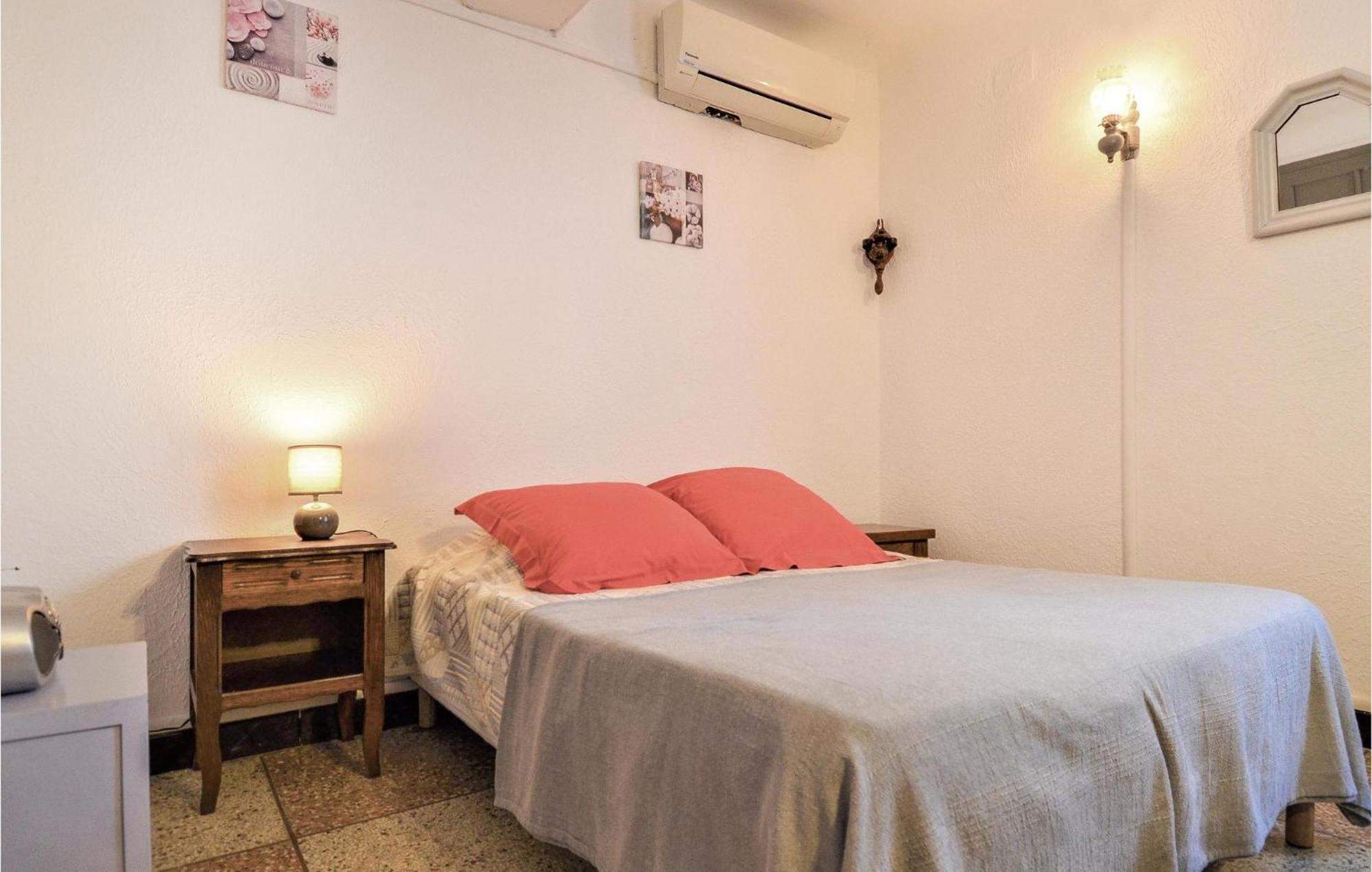 Lovely Home In Arles With Kitchen 外观 照片